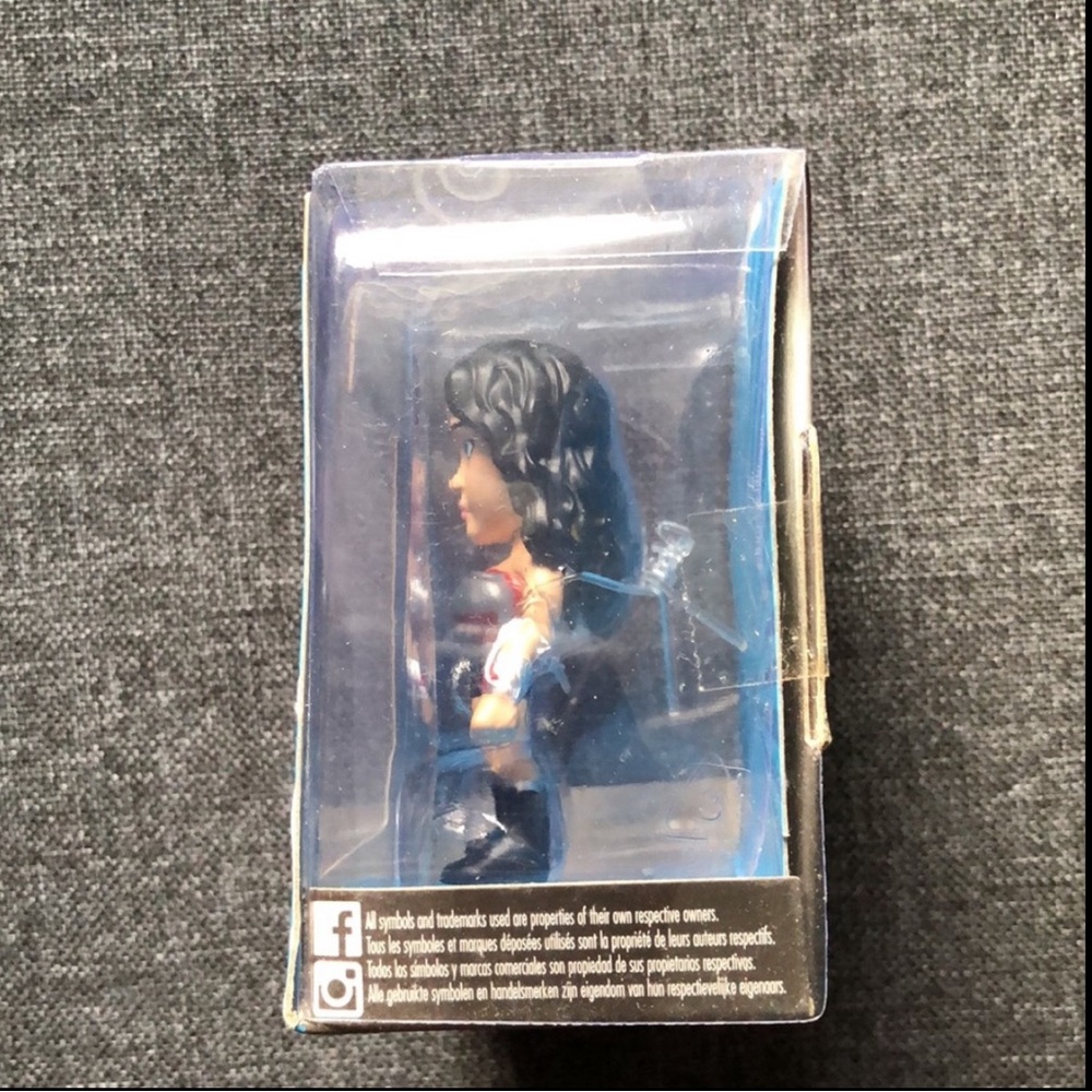 Jada Metals Die Cast Wonder Woman (2016) DC Comics Collectable Figure 2.5” - Picture 5 of 8